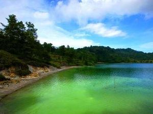 Bukan Kelimutu, Ini Danau Tiga Warna di Tomohon