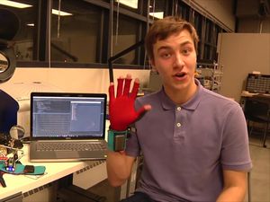 Mahasiswa Ini Ciptakan Sarung Tangan Penerjemah Tuna Rungu