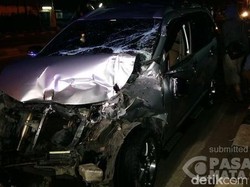 Jelang Pagi, Avanza dan Truk Kecelakaan di Cakung