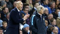 Zinedine Zidane dan Manuel Pellegrini tampak serius mengamati jalannya pertandingan. Carl Recine/Reuters/detikFoto.