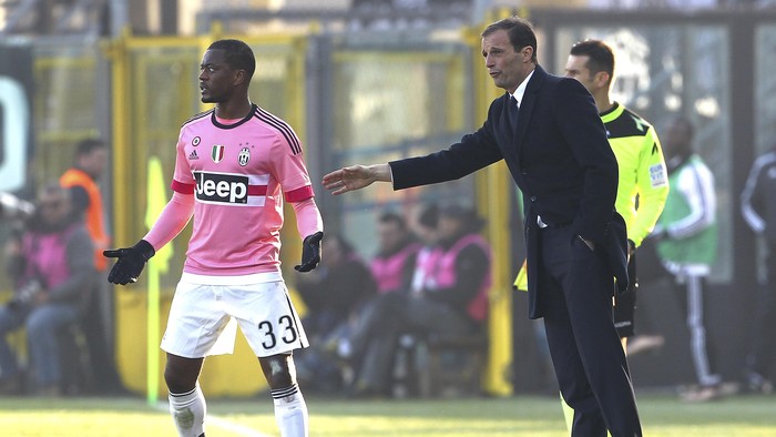 BERGAMO, ITALY - MARCH 06:  Juventus FC head coach Massimiliano Allegri (R) gives instructions to his player Patrice Evra (L) during the Serie A match between Atalanta BC and Juventus FC at Stadio Atleti Azzurri dItalia on March 6, 2016 in Bergamo, Italy.  (Photo by Marco Luzzani/Getty Images)