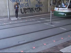 Pejalan Kaki Sibuk Main Ponsel, Kota di Jerman Tanam Lampu Merah di Badan Jalan