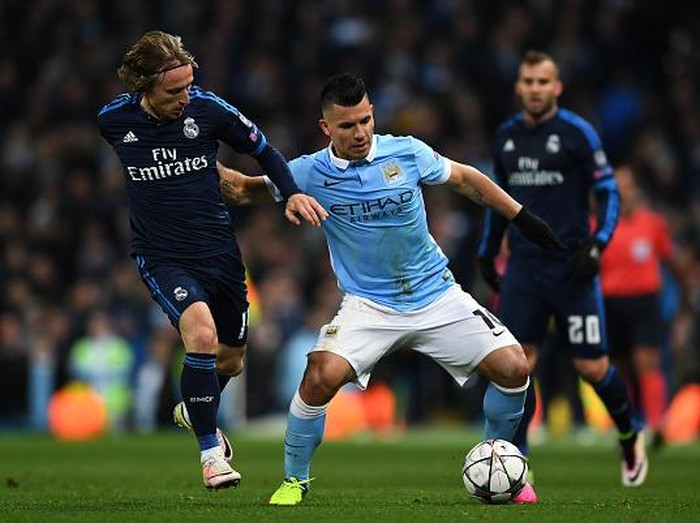 MANCHESTER, ENGLAND - APRIL 26:  Sergio Aguero of Manchester City holds off the challenge from Luka Modric of Real Madrid CF  during the UEFA Champions League Semi Final first leg match between Manchester City FC and Real Madrid at the Etihad Stadium on April 26, 2016 in Manchester, United Kingdom.  (Photo by Shaun Botterill/Getty Images)