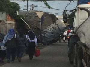 Truk Terperosok di Jalan Raya Bekasi, Lalin Macet 4 Km