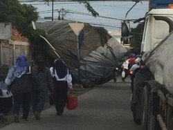 Truk Terperosok di Jalan Raya Bekasi, Lalin Macet 4 Km