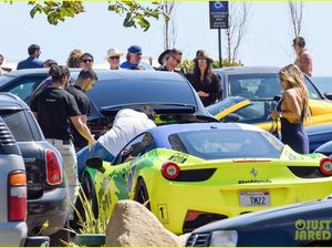 Ferrari 458 Italia Tabrak Mobil Adam Levine
