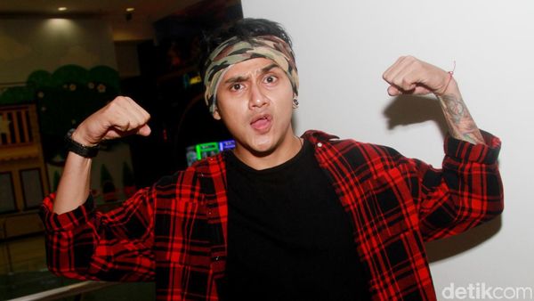 Gaya Kece Vicky Nitinegoro Berkemeja Flanel