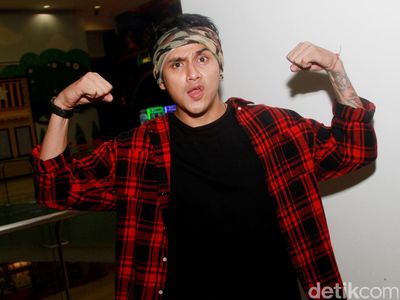 Gaya Kece Vicky Nitinegoro Berkemeja Flanel