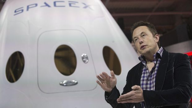 SpaceX CEO Elon Musk speaks after unveiling the Dragon V2 spacecraft in Hawthorne, California May 29, 2014. Space Exploration Technologies announced April 27, 2016, it will send uncrewed Dragon spacecraft to Mars as early as 2018, a first step in company founder Elon Musk's goal to fly people to another planet. REUTERS/Mario Anzuoni/File Photo