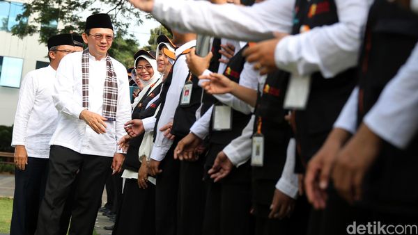 Ahok Lepas Petugas Sensus Ekonomi