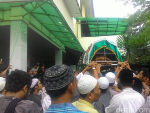 Tangis Haru Ratusan Santri Antar Jenazah KH Ali Mustafa Yaqub ke Pemakaman
