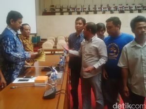 Sambangi DPR, Nelayan di Serang Keluhkan Hadirnya Kapal Penyedot Pasir Sambangi DPR, Nelayan di Serang Keluhkan Hadirnya Kapal Penyedot Pasir