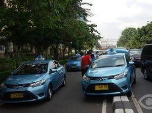 Sebuah Taksi Tersangkut di Separator Jalan Senen Raya