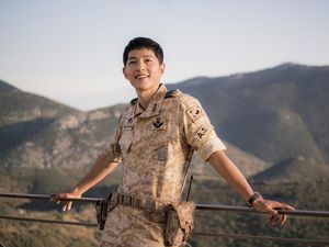 Song Joong Ki Jadi Tentara Lagi dan Botak di Film Baru