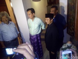 Kenakan Sarung, Yusril Sambut Kedatangan Yusuf Mansyur di Rumahnya