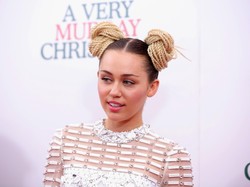Pamer Tato Planet, Miley Cyrus Malah Diledek Netizen
