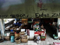 Pasar Sepi, Pedagang Ada yang Nyambi Jadi PKL