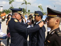 Haru Warnai Wisuda 19 Taruna Pilot asal Papua dan Polisi Udara di Banyuwangi