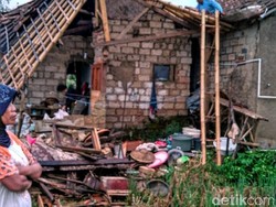 Angin Kencang Terjang Perkampungan Warga di Sukabumi, 1 Rumah Nyaris Ambruk