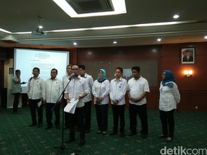 Menaker Tegaskan 5 WN China yang Ditangkap TNI AU Ilegal Menaker Tegaskan 5 WN China yang Ditangkap TNI AU Ilegal