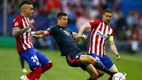 Robert Lewandowski mendapat pengawalan ketat dari Jose Gimenez dan Gabi. Michael Dalder/Reuters/detikFoto.