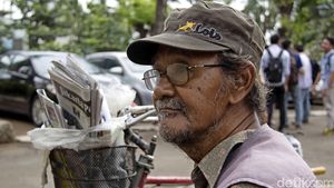 Rahmat Puluhan Tahun Jualan Koran untuk Nafkahi Keluarga
