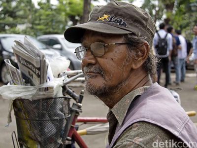 Rahmat Puluhan Tahun Jualan Koran untuk Nafkahi Keluarga