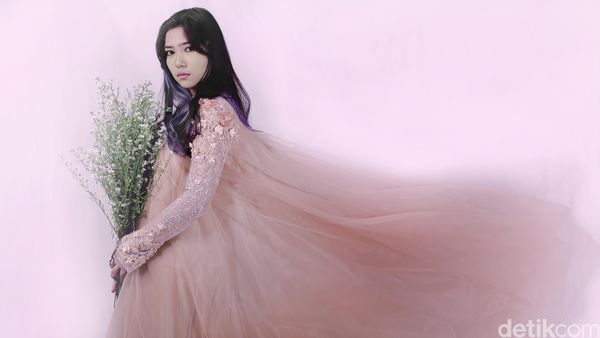 Like a Princess! Cantiknya Isyana Sarasvati di Antara Bunga-bunga