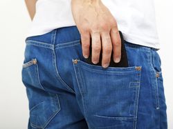 Studi Sebut Taruh Ponsel di Saku Celana Berisiko Turunkan Kesuburan Pria