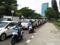 Demo di Depan Kemenkum, Lalin Macet Hingga Fly Over Kuningan