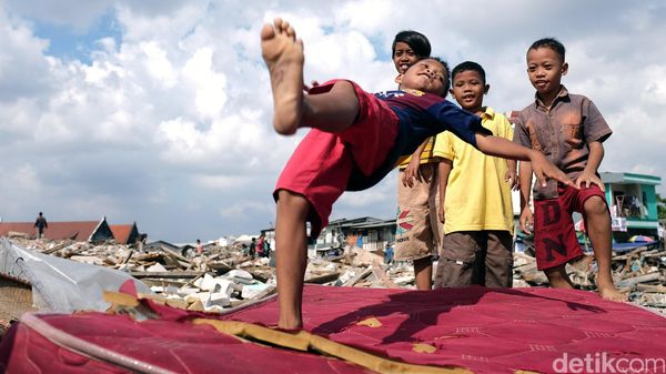 Bermain di Reruntuhan Kampung Luar Batang