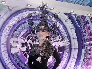 Ada-ada Aja! Syahrini Kenakan Sangkar Burung di Kepala