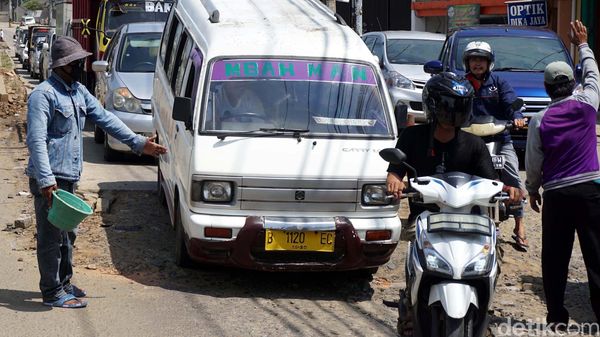 Pembangunan Jalan di Pamulang Terus Dikerjakan