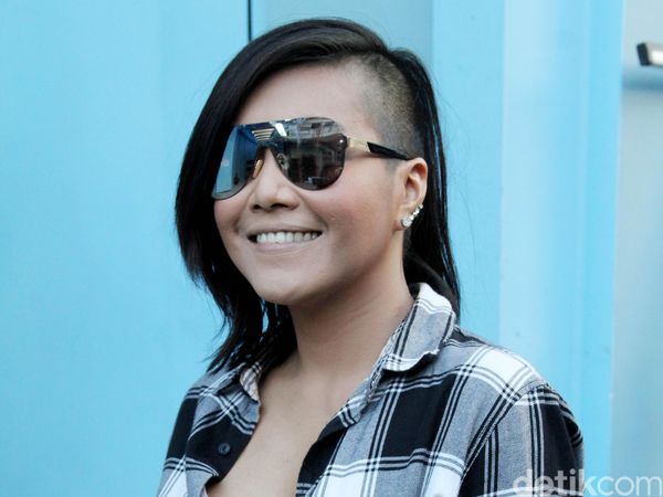 Rambut Side Undercut Style Denada ini Yay or Nay?