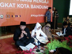 Luncurkan Gerakan Magrib Mengaji, Ridwan Kamil Mengaji Bareng Putri Bungsunya