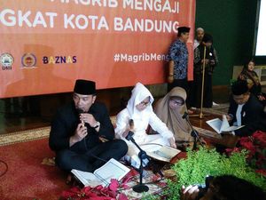 Luncurkan Gerakan Magrib Mengaji, Ridwan Kamil Mengaji Bareng Putri Bungsunya Luncurkan Gerakan Magrib Mengaji, Ridwan Kamil Mengaji Bareng Putri Bungsunya