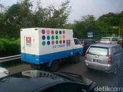 Usai Long Weekend, Arus Lalin dari Cikampek Alami Kepadatan di Tol Jatibening