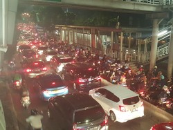 Macet Menghadang, Lautan Pemotor Kuasai Jalur TransJ Warung Buncit