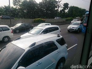 Lalu Lintas di Tol Cikampek Arah Jakarta Merayap, Ekor Macet Sampai Cikunir