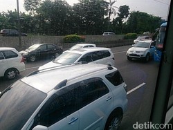 Lalu Lintas di Tol Cikampek Arah Jakarta Merayap, Ekor Macet Sampai Cikunir