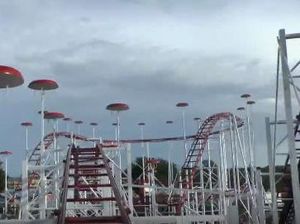 Ngeri! Sabuk Pengaman Lepas Saat Naik Roller Coaster di AS