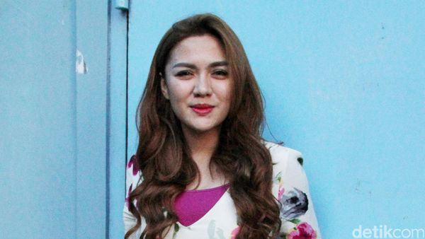 Vicky Shu Pamer Kaki Jenjang