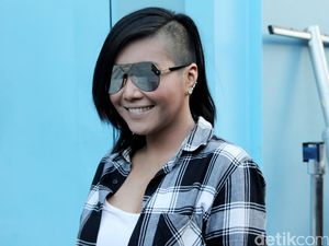 Potong Rambut Side Undercut Style, Denada Ditemani Ibunda