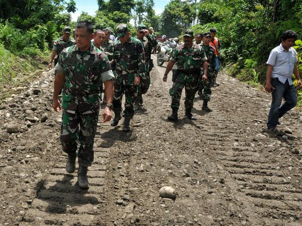 Panglima TNI Tinjau Pembangunan Jalan Trans Papua
