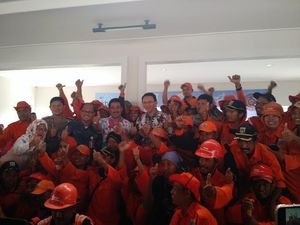 Saat Ahok Terpukau Nyanyian Pasukan Oranye