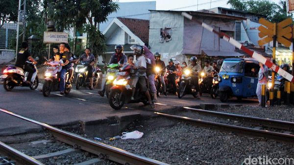 Kemacetan di Perlintasan KA Kramat Sentiong