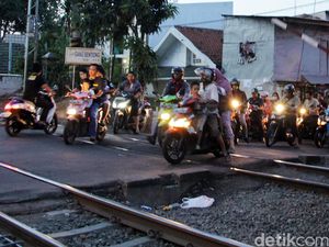 Kemacetan di Perlintasan KA Kramat Sentiong