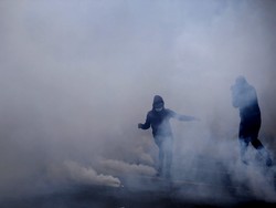 Paris Rusuh, Pedemo Tolak Aturan Terkait COVID dan Polisi Bentrok