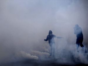 Paris Rusuh, Pedemo Tolak Aturan Terkait COVID dan Polisi Bentrok Paris Rusuh, Pedemo Tolak Aturan Terkait COVID dan Polisi Bentrok