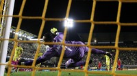 Asenjo berhasil mengamankan gawangnya. Albert Gea/Reuters/detikFoto.